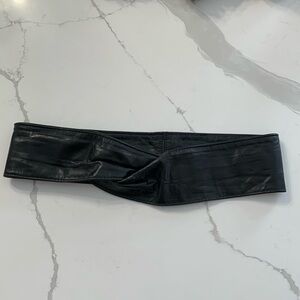 Minimalist black leather belt. Unknown maker. Sz XS to S. VGUC.